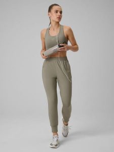 4F Spodnie treningowe szybkoschnące damskie - oliwkowe S. Brązowe spodnie dresowe 4f, s, bez wzorów. Za 179,99 zł.