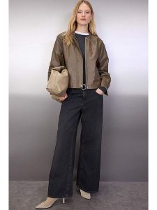 Trendyol Kurtka przejściowa w kolorze oliwkowym rozmiar: M. Zielone kurtki Trendyol, m, bez wzorów, bez kaptura. Za 153,34 zł.