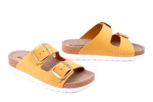 DR. BRINKMANN 700741-06 gelb, klapki damskie. Żółte klapki Dr. Brinkmann, bez wzorów, ze skóry, bez obcasa. Za 212,42 zł.