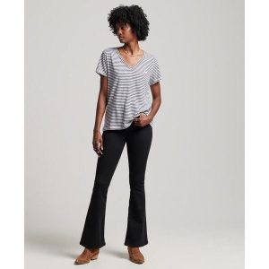 Damska koszulka z haftem i płomieniem v-neck Superdry. Niebieskie koszulki sportowe Superdry, bez wzorów, bez ramiączek. Za 127,75 zł.