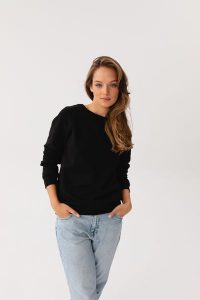 BLUZA LENA CZARNA S - Flawless. Czarne bluzy Flawless, s, bez wzorów, z bawełny, bez kaptura. Za 296,00 zł.