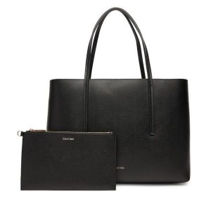 Torebka Calvin Klein. Czarne torebki klasyczne Calvin Klein, bez wzorów, bez dodatków. Za 479,99 zł.