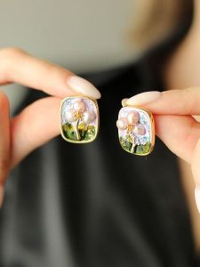 Pierres delicates Pozłacane kolczyki-wkrętki z perłami rozmiar: onesize. Białe kolczyki Pierres delicates, z perłą, pozłacane. Za 86,99 zł.