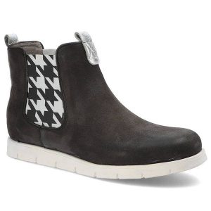 Czarne Botki Karino Damskie Stylowe Buty Jesienne. Czarne botki Karino, na jesień, bez wzorów, z nubiku, bez obcasa, na obcasie, bez zapięcia. Za 169,00 zł.