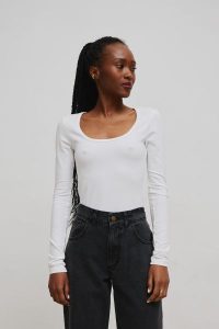 Dopasowany top z długim rękawem w kolorze CLASSIC WHITE - LITE -L. Białe topy Marsala, l, bez wzorów, z bawełny, bez kołnierzyka, bez ramiączek. Za 159,90 zł.