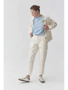 TATUUM Spodnie w kolorze kremowym rozmiar: 44. Brązowe spodnie z wysokim stanem Tatuum, bez wzorów, z bawełny, z podwyższonym stanem. Za 140,53 zł.