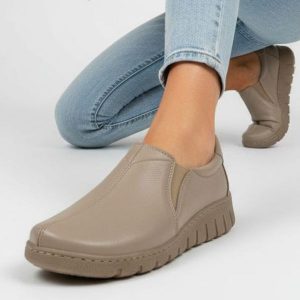 Półbuty damskie Wasak, płaskie skórzane na szeroką stopę z gumką w podbiciu, latte, 415N. Brązowe półbuty Wasak, na jesień, bez wzorów, ze skóry, bez obcasa, na płaskiej podeszwie, bez zapięcia. Za 263,99 zł.