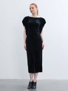 BGN Sukienka w kolorze czarnym rozmiar: 36. Czarne sukienki BGN, na imprezę, bez wzorów, bez kołnierzyka, bez ramiączek, midi. Za 152,99 zł.