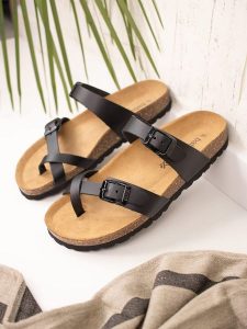 BABUNKERS Family Skórzane japonki w kolorze czarnym rozmiar: 36. Czarne klapki BABUNKERS Family, bez wzorów, ze skóry, z otwartym noskiem, bez obcasa. Za 162,95 zł.