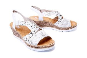 RIEKER 61916-80 white, sandały damskie. Białe sandały Rieker, bez wzorów, bez obcasa, na koturnie, bez zapięcia. Za 173,94 zł.