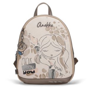 Plecak damski Anekke, z ozdobnym motywem graficznym i metalowym logotypem zamykany na zamek wyposażony w poręczną rączkę regulowane szelki oraz dekor. Brązowe plecaki Anekke. Za 379,00 zł.