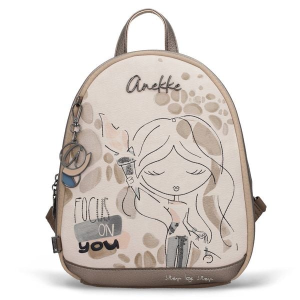 Plecak damski Anekke, z ozdobnym motywem graficznym i metalowym logotypem zamykany na zamek wyposażony w poręczną rączkę regulowane szelki oraz dekor. Brązowe plecaki Anekke. Za 379,00 zł.