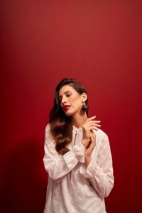 Biała koszula z ażurowymi rękawami. Białe koszule MOODO, m, w ażurowe wzory, z poliesteru, bez kołnierzyka, bez ramiączek. W wyprzedaży za 97,99 zł.