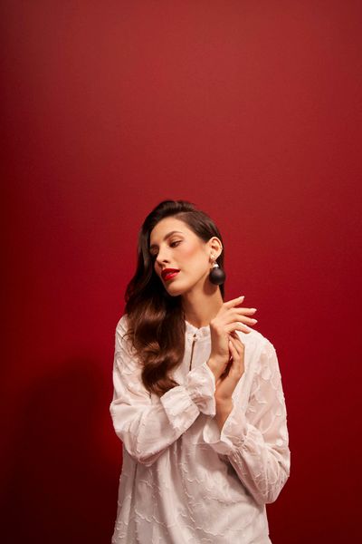 Biała koszula z ażurowymi rękawami. Białe koszule MOODO, m, w ażurowe wzory, z poliesteru, bez kołnierzyka, bez ramiączek. W wyprzedaży za 51,99 zł.