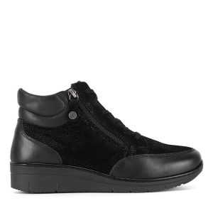 Botki Go Soft. Czarne botki Go Soft, bez wzorów, bez obcasa, na płaskiej podeszwie, bez zapięcia. Za 249,99 zł.
