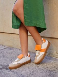 Bellucci Sneakersy w kolorze kremowo-pomarańczowo-beżowym rozmiar: 40. Brązowe trampki Bellucci, bez wzorów, bez zapięcia. Za 104,99 zł.