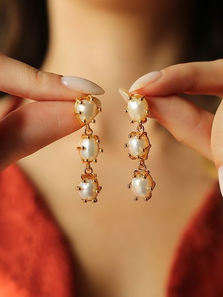 Pierres de Jade Pozłacane kolczyki-wkrętki z perłami rozmiar: onesize. Białe kolczyki Pierres de Jade, z perłą, pozłacane. Za 39,99 zł.