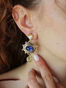 Pierres delicates Pozłacane kolczyki-wkrętki z szafirami rozmiar: onesize. Niebieskie kolczyki Pierres delicates, z szafirem, pozłacane. Za 43,99 zł.