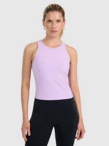 4F Top slim z prążkowanej dzianiny damski - fioletowy L. Fioletowe topy 4f, l, bez wzorów, z dzianiny, bez kołnierzyka, bez ramiączek. Za 89,99 zł.