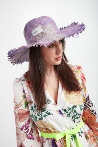 Kapelusz damski EMPORIO ARMANI. Kapelusze Emporio Armani, bez wzorów. W wyprzedaży za 544,62 zł.