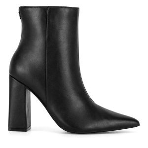 Botki Nine West. Czarne botki Nine West, bez wzorów, bez obcasa, na słupku, bez zapięcia. Za 279,99 zł.
