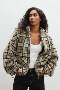 Bluza typu baranek w kratę BEŻOWO CZARNĄ - VELMORE 9344-UNI. Brązowe bluzy Marsala, na zimę, m, bez wzorów, z bawełny, bez kaptura. Za 1,00 zł.