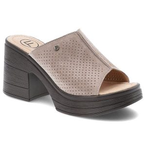 Klapki damskie Filippo, na wysokim klocku zamszowe z miękkimi wkładkami, beżowe, DK6814-25-BE. Brązowe klapki Filippo, bez wzorów, z zamszu, bez obcasa, na obcasie. Za 149,00 zł.