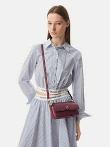 Tommy Hilfiger Torebka Th Icon Camera Bag AW0AW18721 Bordowy. Czerwone listonoszki TOMMY HILFIGER, bez wzorów, ze skóry, bez dodatków. Za 489,99 zł.