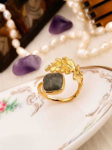 L'Atelier de Gaia Pozłacany pierścionek z labradorytem rozmiar: onesize. Szare pierścionki L'Atelier de Gaia, z labradorytem, pozłacane. Za 38,95 zł.