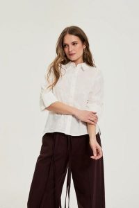 Bawełniana koszula z rękawami 3/4 biała. Białe koszule MOODO, l, bez wzorów, z bawełny, bez kołnierzyka, bez ramiączek. Za 149,99 zł.