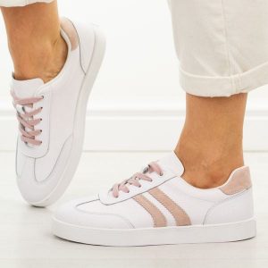 Białe skórzane półbuty damskie Vinceza 41505. Białe półbuty VINCEZA, na jesień, bez wzorów, z dresówki, z okrągłym noskiem, bez obcasa, na płaskiej podeszwie, bez zapięcia. Za 219,00 zł.