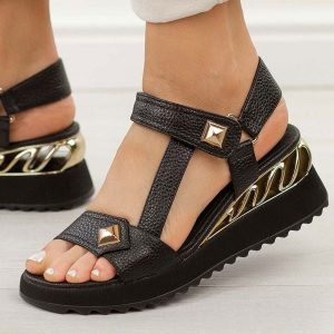 Czarne skórzane sandały damskie na koturnie DiA 3070. Czarne sandały DiA, bez wzorów, ze skóry, bez obcasa, na koturnie, bez zapięcia. Za 359,00 zł.