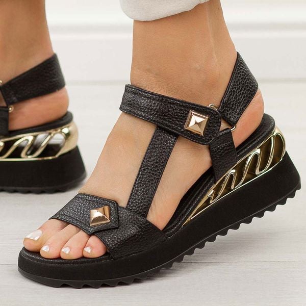 Czarne skórzane sandały damskie na koturnie DiA 3070. Czarne sandały DiA, bez wzorów, ze skóry, bez obcasa, na koturnie, bez zapięcia. Za 359,00 zł.