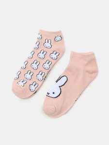 Skarpetki z nadrukiem Miffy - beżowy. Brązowe skarpetki Sinsay, bez wzorów. Za 12,99 zł.