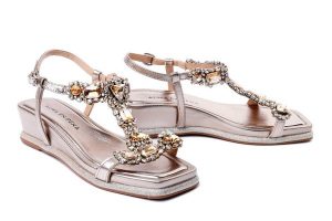 ALMA EN PENA V240738 diva bronze, sandały damskie. Żółte sandały Alma en Pena, bez wzorów, ze skóry, bez obcasa, na koturnie, bez zapięcia. Za 503,92 zł.
