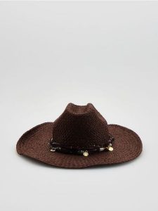 Pleciony kapelusz z aplikacją - ciemnobrązowy. Brązowe kapelusze Reserved, z aplikacjami. Za 99,99 zł.
