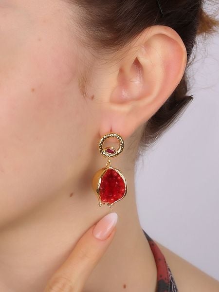 L'Atelier de Gaia Pozłacane kolczyki-wkrętki z kryształami rozmiar: onesize. Czerwone kolczyki L'Atelier de Gaia, z kryształem, pozłacane. Za 74,81 zł.