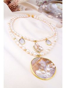 L'Atelier de Gaia Pozłacany naszyjnik z zawieszką - dł. 45 cm rozmiar: onesize. Białe naszyjniki L'Atelier de Gaia, z perłą, pozłacane. Za 130,99 zł.