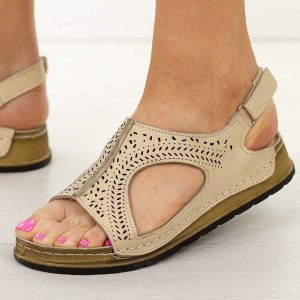 Beżowe skórzane sandały damskie T.Sokolski 321. Brązowe sandały Sokolski, bez wzorów, ze skóry, bez obcasa, na płaskiej podeszwie, bez zapięcia. Za 269,00 zł.