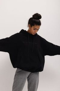 Bluza z kapturem oraz HAFTEM w kolorze TOTALLY BLACK - GARSON. Czarne bluzy Marsala, bez wzorów, z bawełny, z kapturem. Za 329,90 zł.