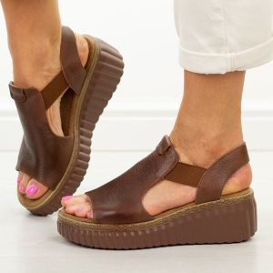 Brązowe skórzane sandały damskie T.Sokolski 408. Brązowe sandały Sokolski, bez wzorów, z jeansu, bez obcasa, na platformie, bez zapięcia. Za 279,00 zł.