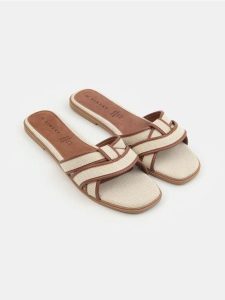 Klapki ze skórzaną wkładką - brązowy. Brązowe klapki Sinsay, bez wzorów, bez obcasa. Za 49,99 zł.