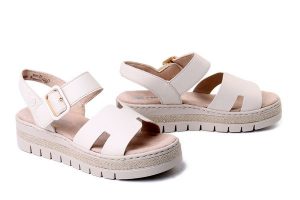 RIEKER V4952-60 beige, sandały damskie. Brązowe sandały Rieker, bez wzorów, bez obcasa, bez zapięcia. Za 319,90 zł.