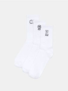 Prążkowane skarpetki 3 pack - biały. Białe skarpetki Sinsay, bez wzorów, prążkowane. Za 15,99 zł.