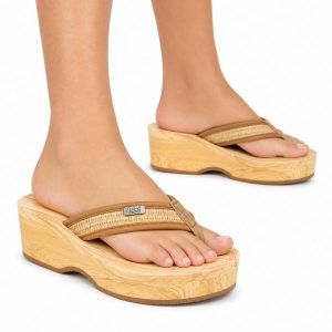 Klapki japonki damskie Lee VIRGINIA RAFFIA WOMEN BULKY HEEL. Brązowe klapki GOUDEN LEEUW, bez wzorów, z materiału, z otwartym noskiem, bez obcasa, na obcasie. Za 89,00 zł.