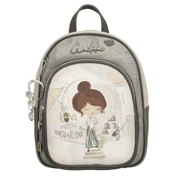 Plecak damski Anekke, z dekoracyjnym nadrukiem i metalowym logo zapinany na zamek z wygodną rączką regulowanymi szelkami oraz ozdobnym brelokiem, sza. Szare plecaki Anekke. Za 399,00 zł.