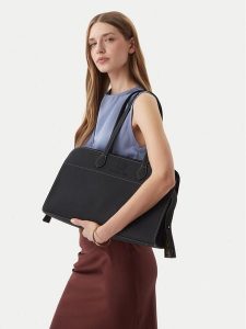 LOVE MOSCHINO Torebka JC4271PP0OKI0000 Czarny. Czarne shopper bag LOVE MOSCHINO, bez wzorów, ze skóry, bez dodatków. Za 786,99 zł.