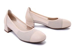 RIEKER 45065-80 white, czółenka damskie. Brązowe czółenka Rieker, bez wzorów, bez obcasa, na obcasie, bez zapięcia. Za 359,90 zł.
