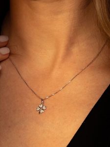 L instant d Or Złota zawieszka "Petit Trèfle" z cyrkoniami rozmiar: onesize. Szare zawieszki L instant d Or, z cyrkonią, złote. Za 260,99 zł.