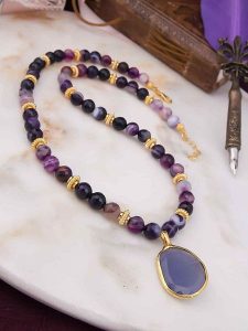 Pierres de Jade Pozłacany naszyjnik z elementami ozdobnymi - dł. 50 cm rozmiar: onesize. Różowe naszyjniki Pierres de Jade, z agatem, pozłacane. Za 69,99 zł.